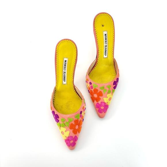 Manolo Blahnik Pastel Hearts and Floral Cutout Pointed Toe Mules Pumps 35.5 - Picture 3 of 8